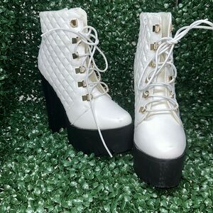 Bumper Womens 8.5 Quilted Lace up Platform Chucky Heel Boots white